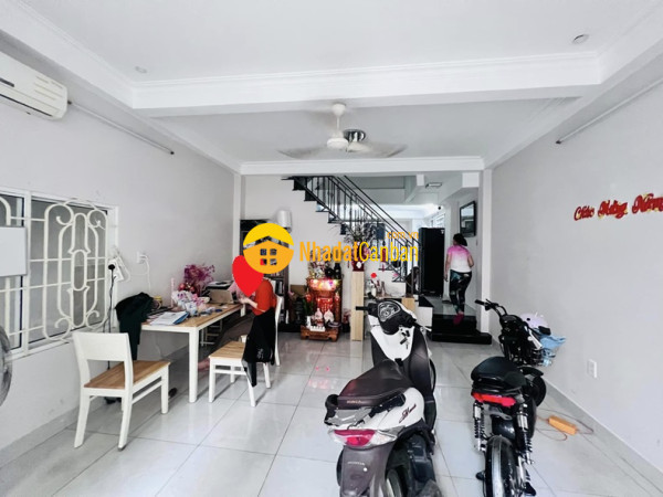 Ban nha hxh huynh văn banh, p13, phu nhuân, 54m2, 3 tâng, gia re.